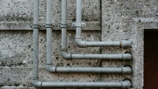 claudio schwarz Bu4lHKIHr E unsplash 320x180 - 配管アイソメ図とは？CAD管理・材料選定・継手活用完全ガイド