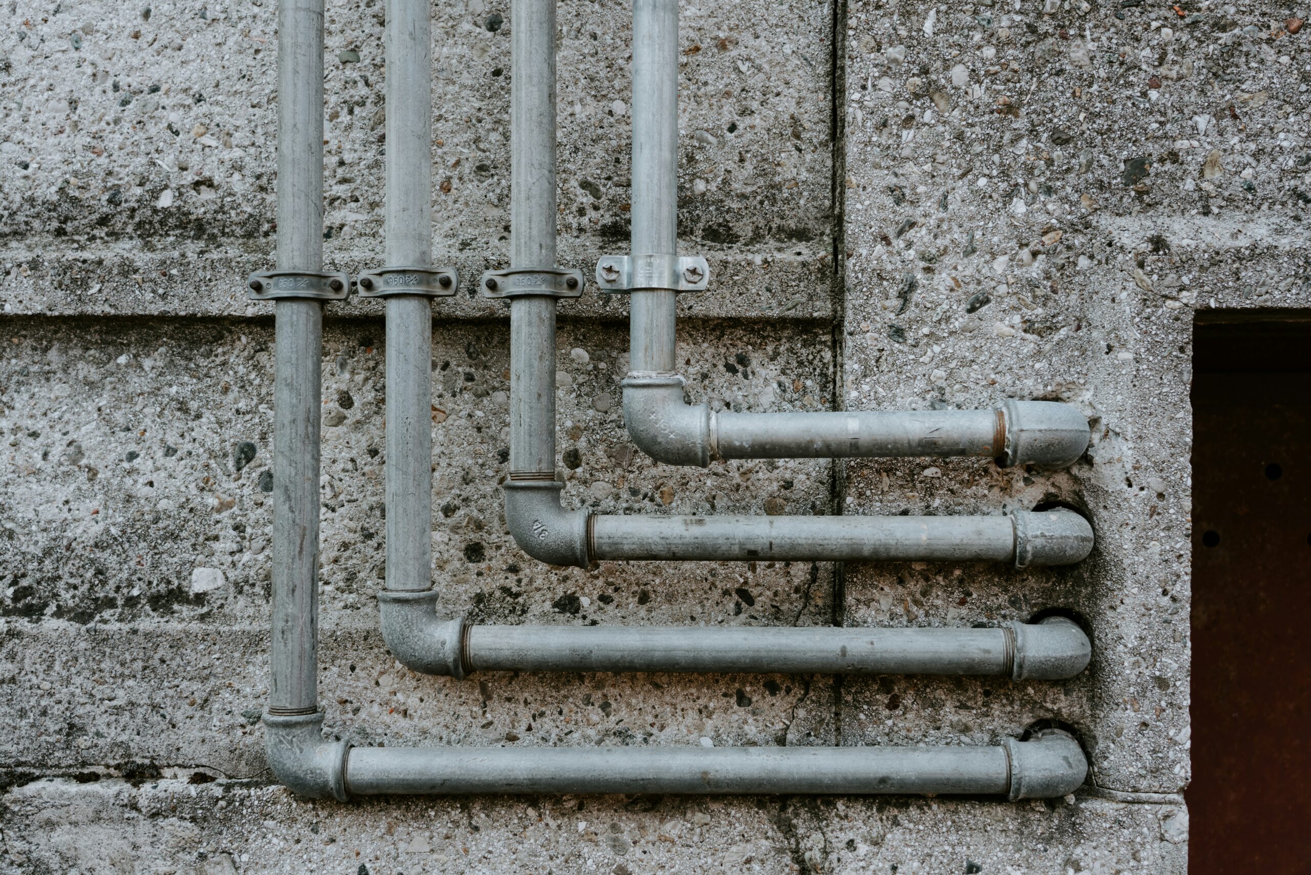 claudio schwarz Bu4lHKIHr E unsplash scaled - 配管アイソメ図とは？CAD管理・材料選定・継手活用完全ガイド